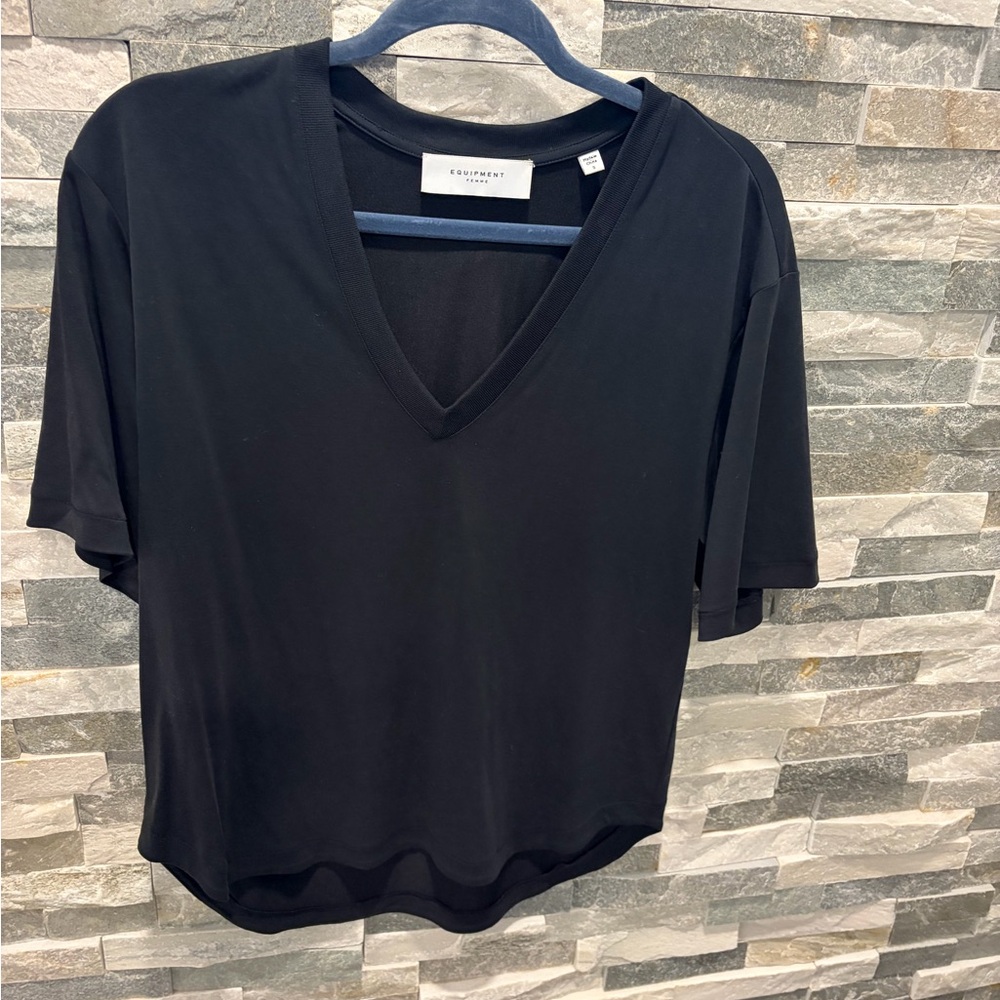 Equipment Femme Black V-Neck Short Sleeve Top - Silky - Small